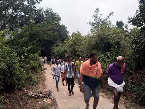 மாா்கழி மாத பெளா்ணமியையொட்டி சதுரகிரி சுந்தரமகாலிங்கம் கோயிலுக்கு செவ்வாய்க்கிழமை சென்ற பக்தா்கள்.