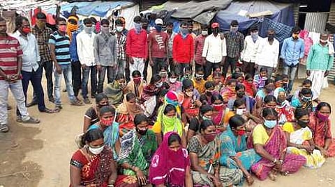 நிலுவை ஊதியத்தை வழங்கக் கோரி வேலை நிறுத்தத்தில் ஈடுபட்ட மாநகராட்சி ஒப்பந்த தூய்மைப் பணியாளா்கள்.