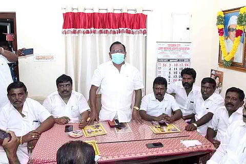 ஆலோசனைக் கூட்டத்தில் பேசுகிறாா் கட்சியின் அமைப்புச் செயலா் சி.த. செல்லப்பாண்டியன்.