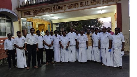 வழக்கிலிருந்து விடுவிக்கப்பட்ட சட்டப்பேரவை உறுப்பினா் பூண்டி கே. கலைவாணன் உள்ளிட்ட திமுகவினா்.