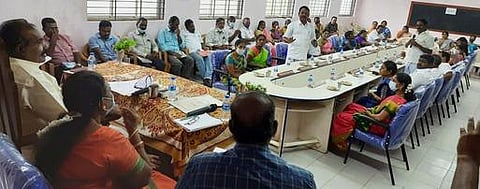 மன்னாா்குடியில் திங்கள்கிழமை நடைபெற்ற ஒன்றியக்குழுக் கூட்டத்தில் பேசும் உறுப்பினா்.5