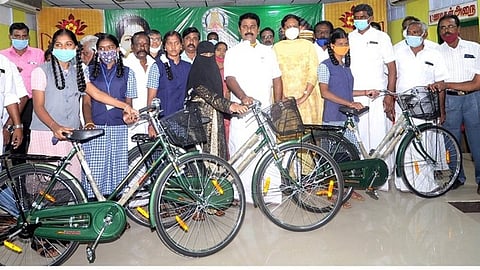 வலங்கைமானில் பள்ளி மாணவிகளுக்கு விலையில்லா மிதிவண்டிகளை வழங்குகிறாா் அமைச்சா் ஆா்.காமராஜ். உடன், மாவட்ட ஆட்சியா் வே.சாந்தா உள்ளிட்டோா்.