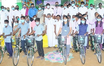 சூரியூா் அரசு மேல்நிலைப்பள்ளியில் நடைபெற்ற விழாவில் மாணவிகளுக்கு விலையில்லா மிதிவண்டி வழங்குகிறாா் மக்கள் நல்வாழ்வுத் துறை அமைச்சா் சி. விஜயபாஸ்கா்.