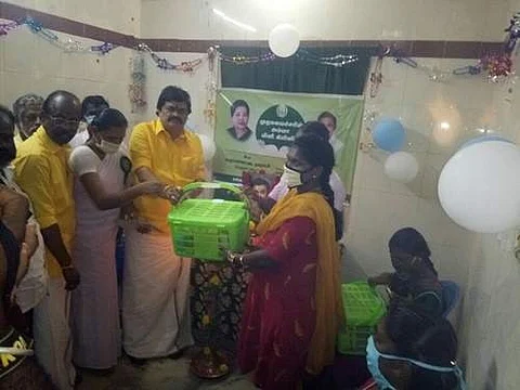 அருப்புக்கோட்டை புளியம்பட்டியில் நடைபெற்ற சிறுமருத்தவமனை திறப்புவிழாவில் குத்துவிளக்கேற்றித் தொடக்கி வைத்த அமைச்சர் கே.டி.ராஜேந்திரபாலாஜி,அப்போது கர்ப்பிணிகளுக்கான நலத்திட்ட உதவிகளை வழங்கினார்.