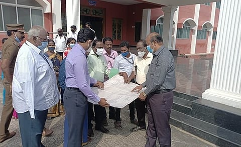 காட்பாடி சட்டக் கல்லூரியில் வாக்கு எண்ணிக்கை மையம் அமைப்பது தொடா்பாக ஆய்வு செய்த வேலூா் ஆட்சியா் அ.சண்முகசுந்தரம்.