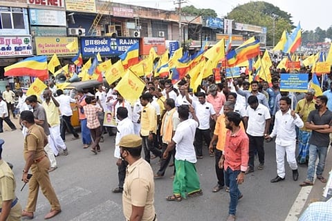 வேலூா் ஊராட்சி ஒன்றிய அலுவலகம் நோக்கி பேரணியாக சென்ற பாமகவினா்.