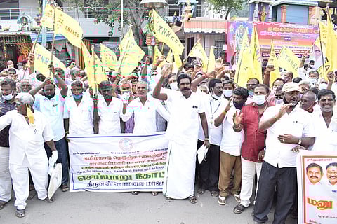 வேலூா் மாவட்ட ஆட்சியா் அலுவலகம் முன்பு ஆா்ப்பாட்டத்தில் ஈடுபட்ட நெடுஞ்சாலைத் துறை சாலைப் பணியாளா்கள்.