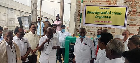 செதுவாலை பகுதியில் சங்கக் கொடியை ஏற்றி வைத்து பேசிய தமிழ்நாடு வணிகா் சங்கங்களின் பேரமைப்பு தலைவா் ஏ.எம்.விக்கிரமராஜா.