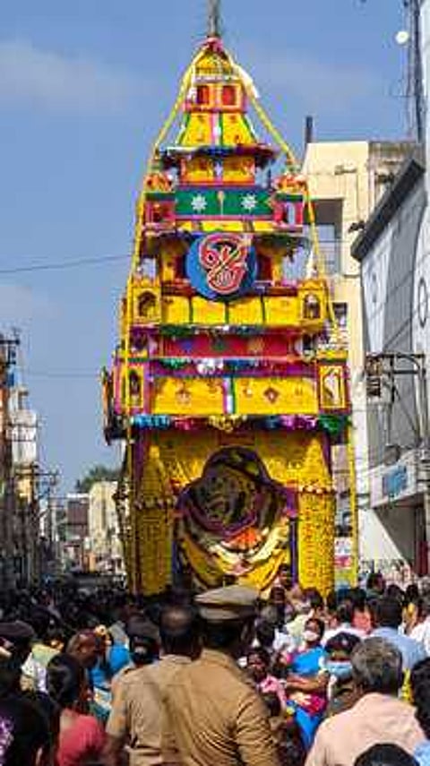 சிவகாசியில் திருவாதிரையை முன்னிட்டு புதன்கிழமை நடைபெற்ற தேரோட்டம்.