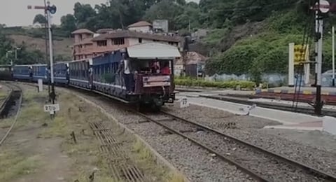 குன்னூரில் புதன்கிழமை நடைபெற்ற மலை ரயில் சோதனை ஓட்டம்.