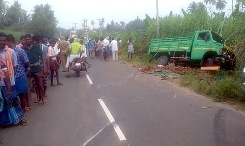 விபத்துக்குள்ளான சரக்கு வாகனம்.