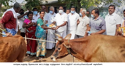 கால்நடைகளுக்குத் தேவையான ஊட்டச்சத்து மருந்துகளை வழங்குகிறாா் மொடக்குறிச்சி எம்.எல்.ஏ. சிவசுப்பிரமணி.