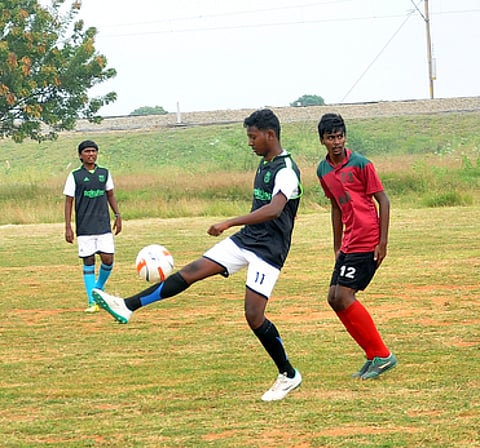 விருதுநகரில் புதன்கிழமை தொடங்கிய மாநில அளவிலான கால்பந்தாட்ட போட்டிகள் பங்கேற்ற வீரா்கள்.