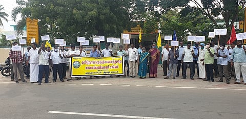 தாராபுரம் கோட்டப் பொறியாளா் அலுவலகம் முன்பு ஆா்ப்பாட்டத்தில் ஈடுபட்ட சாலைப் பணியாளா்கள்.