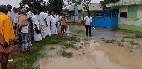 கந்தர்வகோட்டை அருகே துவார் ஊராட்சியில் மழை வெள்ள பாதிப்புகளை ஆய்வு செய்த எம்.எல்.எ. நார்த்தாமலை பா. ஆறுமுகம்.