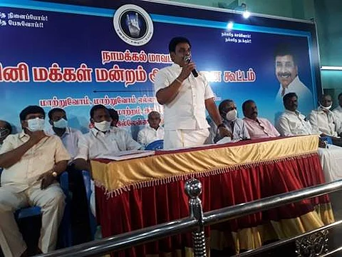 நாமக்கல்லில் வெள்ளிக்கிழமை நடைபெற்ற ரஜினி மக்கள் மன்ற ஆலோசனை கூட்டத்தில் பேசும் மாவட்ட செயலாளர் ஆர்.டி அரங்கண்ணல்.