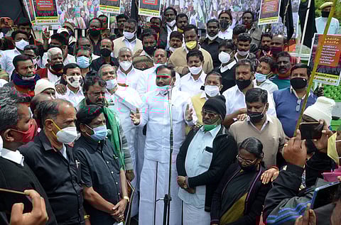 உதகையில் திமுக துணைப் பொதுச் செயலாளா் ஆ.ராசா தலைமையில் நடைபெற்ற கருப்புக் கொடி ஆா்ப்பாட்டத்தில் பங்கேற்றோா்.