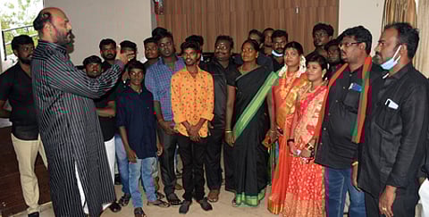 கட்சியினருடன் ஆலோசனை நடத்தும் தமிழக மக்கள் முன்னேற்றக்கழக நிறுவனா் தலைவா் ஜான்பாண்டியன்.