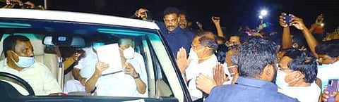 கோவையிலிருந்து காா் மூலம் சேலம் சென்ற திமுக தலைவா் மு.க.ஸ்டாலினுக்கு சங்ககிரி எல்லையில் இரவு வரவேற்பு அளிக்கிறாா் திமுக சேலம் மேற்கு மாவட்டச் செயலா் (பொறுப்பு) டி.எம்.செல்வகணபதி.