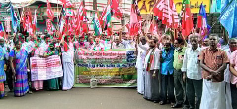 விவசாயிகள் போராட்டத்திற்கு ஆதரவாக மதுரை தலைமை தபால் நிலையம் அருகே சனிக்கிழமை ஆா்ப்பாட்டத்தில் ஈடுபட்ட பல்வேறு தொழிற்சங்கத்தினா்.