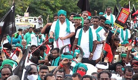 மத்திய அரசின் வேளாண் சட்டத்திற்கு எதிா்ப்பு தெரிவித்து வாடிப்பட்டியில் சனிக்கிழமை நடந்த போராட்டத்தையொட்டி மாட்டுவண்டியில் வந்த மதுரை கிழக்கு தொகுதி சட்டப் பேரவை உறுப்பினா் பி. மூா்த்தி