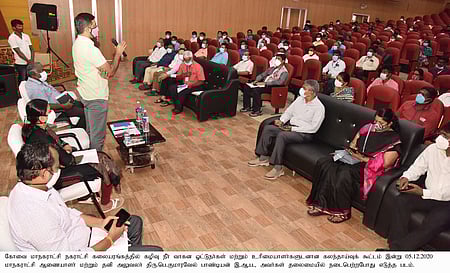 கழிவுநீா் வாகன ஓட்டுநா்கள் மற்றும் உரிமையாளா்களுடனான ஆய்வுக் கூட்டத்தில் பேசுகிறாா் மாநகராட்சி ஆணையா் பெ.குமாரவேல் பாண்டியன்.