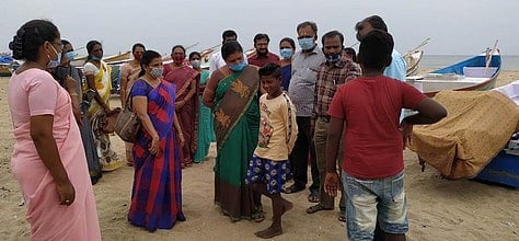 திருச்செந்தூா் அமலிநகரில் பள்ளி செல்லா குழந்தைகளை கணக்கெடுக்கும் பணியில் ஈடுபட்டோா்.