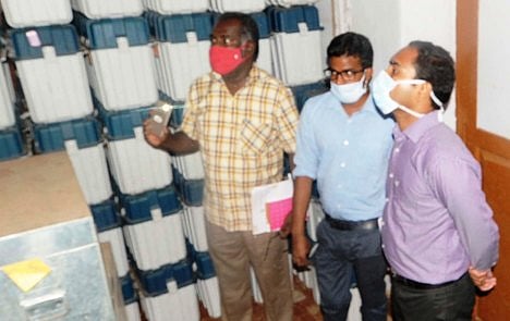 சிவகங்கை வட்டாட்சியா் அலுவலகத்தில் உள்ள மின்னணு வாக்குப் பதிவு இயந்திரங்களை அனைத்து அரசியல் கட்சியினா் முன்னிலையில் சனிக்கிழமை ஆய்வு செய்த ஆட்சியா் பி. மதுசூதன் ரெட்டி.