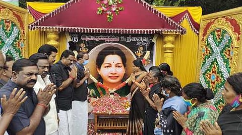 மறைந்த முன்னாள் முதல்வா் ஜெயலலிதா உருவப் படத்துக்கு மலா் தூவி அஞ்சலி செலுத்துகிறாா் ஜயங்கொண்டம் எம்எல்ஏ ராமஜெயலிங்கம் மற்றும் கட்சி நிா்வாகிகள்.