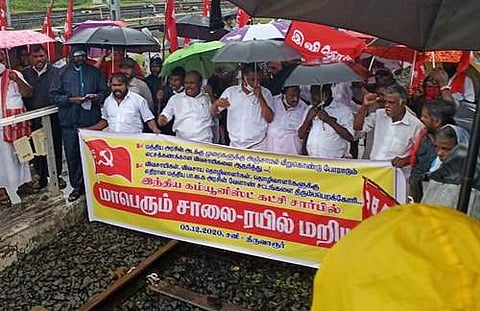 திருவாரூரில் இந்திய கம்யூனிஸ்ட் கட்சி சார்பில் நடைபெற்ற ரயில் மறியல் போராட்டத்தில் ஈடுபட்டுள்ள இந்திய கம்யூனிஸ்ட் கட்சியின் மாநிலச் செயலாளர் இரா முத்தரசன் மற்றும் கட்சியினர்.