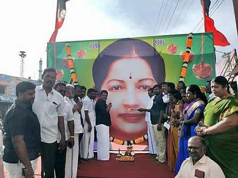 கும்மிடிப்பூண்டி பஜாரில் எம்எல்ஏ தலைமையில் ஜெயலலிதா நினைவு நாள் அனுசரிப்பு