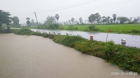 ஆற்றின் கரை உடைப்பு: வாகன ஓட்டிகள் அச்சம்