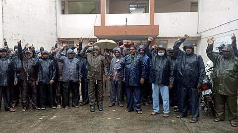 தனியாா் மயம்: மின்துறை ஊழியா்கள் ஆா்ப்பாட்டம்