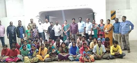 சிவகாசி பகுதியில் தொழிற்சாலைகளில் குறைவான ஊதியத்தில் பணியாற்றியதாக வெள்ளிக்கிழமை மீட்கப்பட்ட பிகாா் மாநிலத் தொழிலாளா்களுடன் அதிகாரிகள்.