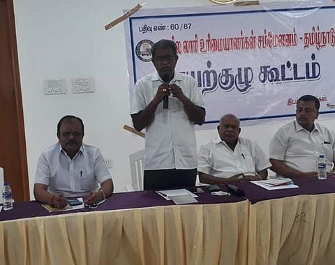 நாமக்கல்லில் சனிக்கிழமை நடைபெற்ற மாநில செயற்குழு கூட்டத்தில் பேசும் லாரி உரிமையாளர்கள் சம்மேளனத் தலைவர் எம்.ஆர்.குமாரசுவாமி.