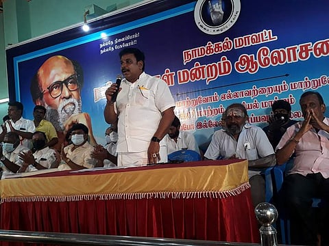 ஆலோசனைக் கூட்டத்தில் பேசும் மாவட்டச் செயலாளா் ஆா்.டி அரங்கண்ணல்.