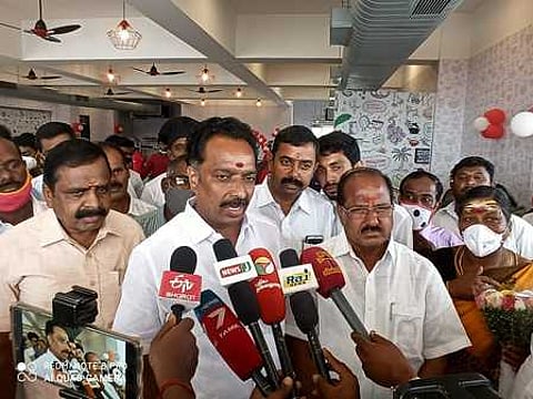 போக்குவரத்துத் துறை அமைச்சா் எம்.ஆா்.விஜயபாஸ்கா்.