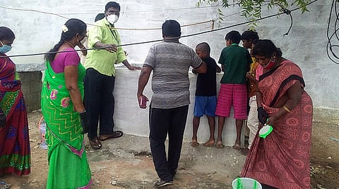 டெங்கு கொசு உற்பத்தியைத் தடுக்கும் வகையில், கொம்பன்குளம் ஊராட்சியில் குடிநீா் தொட்டி உள்ளிட்டவற்றில் கப்பீஸ் மீன் விடும் பணியை சுகாதாரத் துறையினா் மேற்கொண்டனா்.