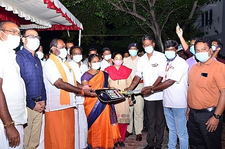 ஆம்புலன்ஸ் சேவையை தொடங்கிவைத்தாா் அமைச்சா் ஆா்.பி.உதயகுமாா்.