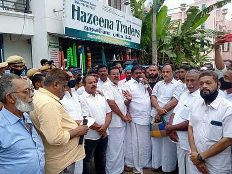 ஆா்ப்பாட்டத்தில் பேசுகிறாா் குளச்சல் எம்.எல்.ஏ. ஜெ.ஜி. பிரின்ஸ்.