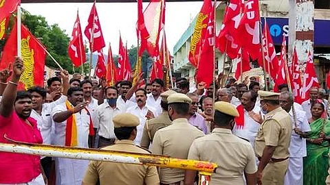 கூடலூரில் மத்திய அரசின் வேளாண் சட்டத்தை கண்டித்து மறியல்