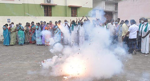 சேலம் ராமலிங்கபுரம் பகுதியில் பட்டாசு வெடித்து உற்சாகத்தை வெளிப்படுத்தும் எட்டு வழி சாலை போராட்ட விவசாயிகள்.