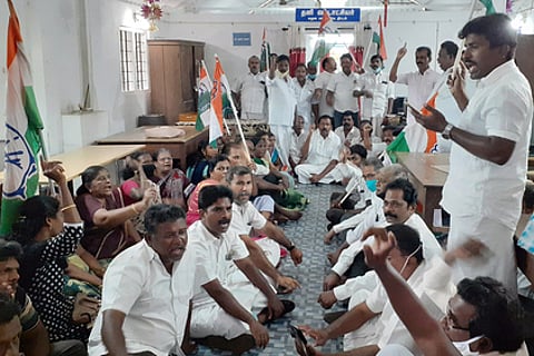 காங்கிரஸாா் உள்ளிருப்புப் போராட்டம்: எம்எல்ஏ உள்ளிட்டோா் கைது