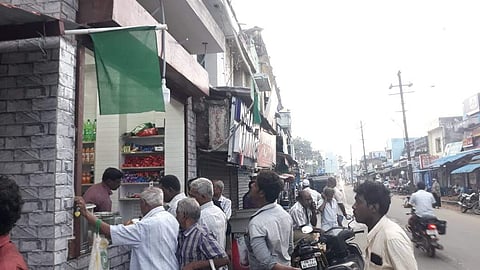 திருநெல்வேலி பேட்டை பகுதியில் விவசாயிகளுக்கு ஆதரவு தெரிவித்து கடைகளில் பச்சைக்கொடி கட்டியிருந்த வணிகர்கள்.