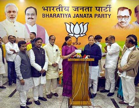 புதுதில்லியில் பாஜக தேசிய செயலா் அருண் சிங் முன்னிலையில் அக்கட்சியில் திங்கள்கிழமை இணைந்த விஜயசாந்தி.