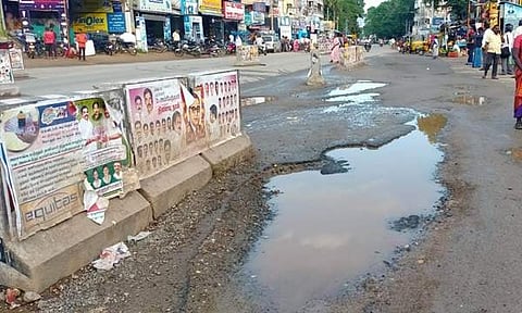 வாழப்பாடி பேருந்து நிலையம் அருகே பழுதடைந்த கடலுார் சாலை.
