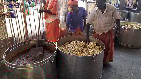 பஞ்சாமிா்தம் தயாரிக்கும் பணி.