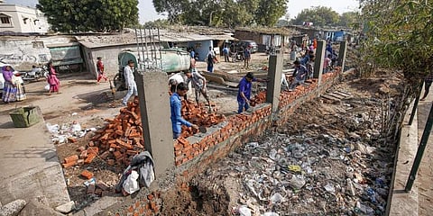 டிரம்ப் வருகை: ஆமதாபாத்தில் குடிசைகளை மறைக்க கட்டப்படும் சுற்றுச் சுவர்