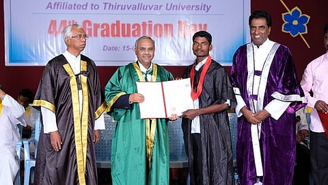 மாணவருக்கு பட்டம் வழங்கிய சென்னை அண்ணா பல்கலைக்கழகப் பதிவாளா் கருணாமூா்த்தி.