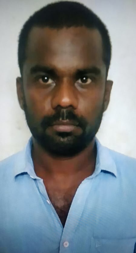 விக்கிரவாண்டி புறவழிச்சாலை சுங்கச்சாவடி அருகே கைது செய்யப்பட்ட திருவாரூா் ரெளடி ராஜ்குமாா். ~திருவாரூா் ரெளடி ராஜ்குமாா் பயன்படுத்திய காா் .